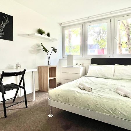Private Bedrooms In A Flat! Home Away From Home! Shared Bathroom Лондон Екстер'єр фото