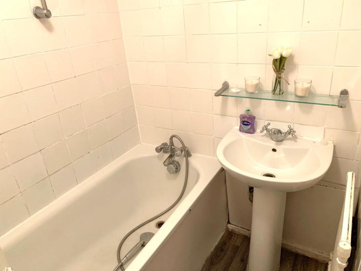 Private Bedrooms In A Flat! Home Away From Home! Shared Bathroom Лондон Екстер'єр фото