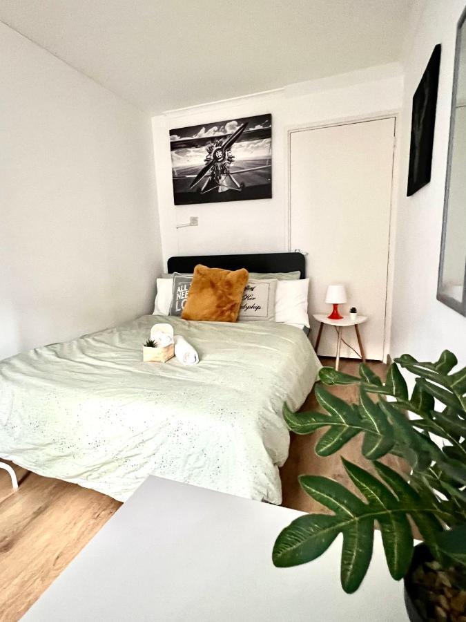Private Bedrooms In A Flat! Home Away From Home! Shared Bathroom Лондон Екстер'єр фото